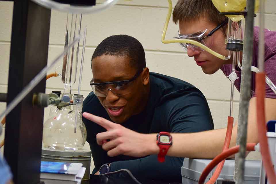 Students work in a chemistry lab