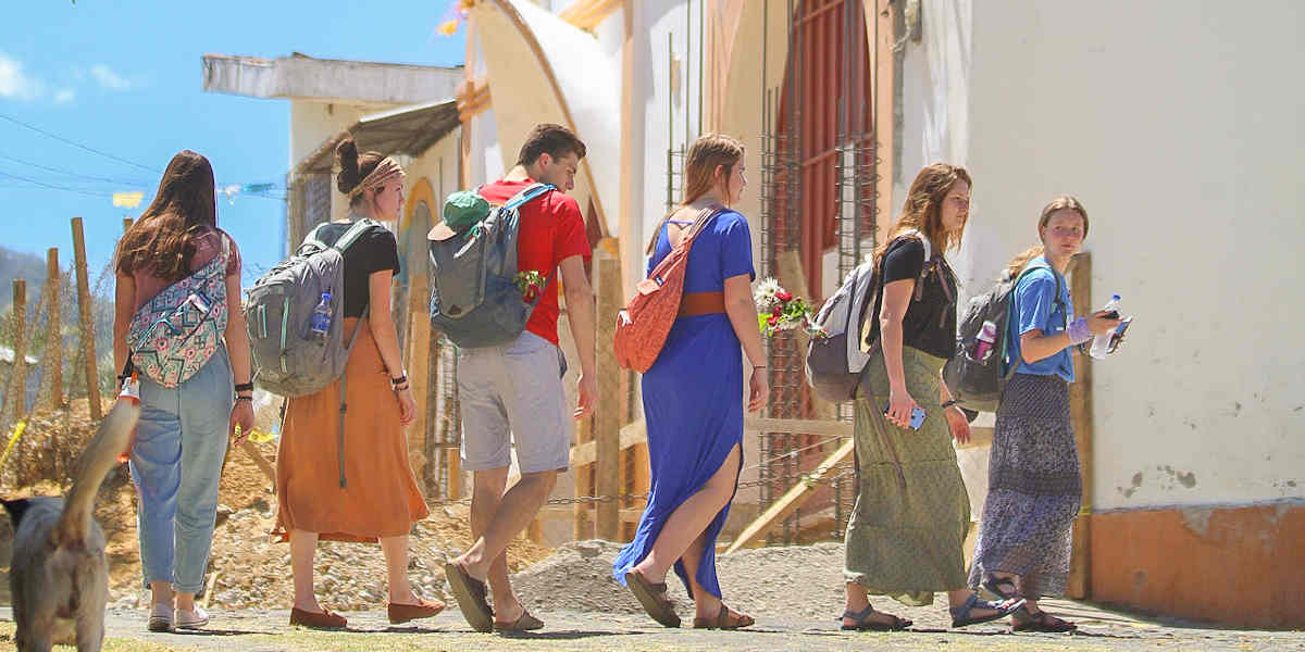 Student missionaries in El Salvador walking