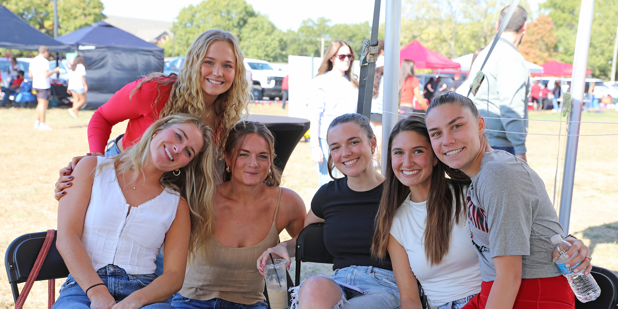 Students pose for a photo at Alumni Alley during Homecoming