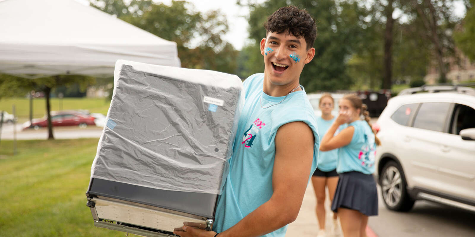 Students help during move-in